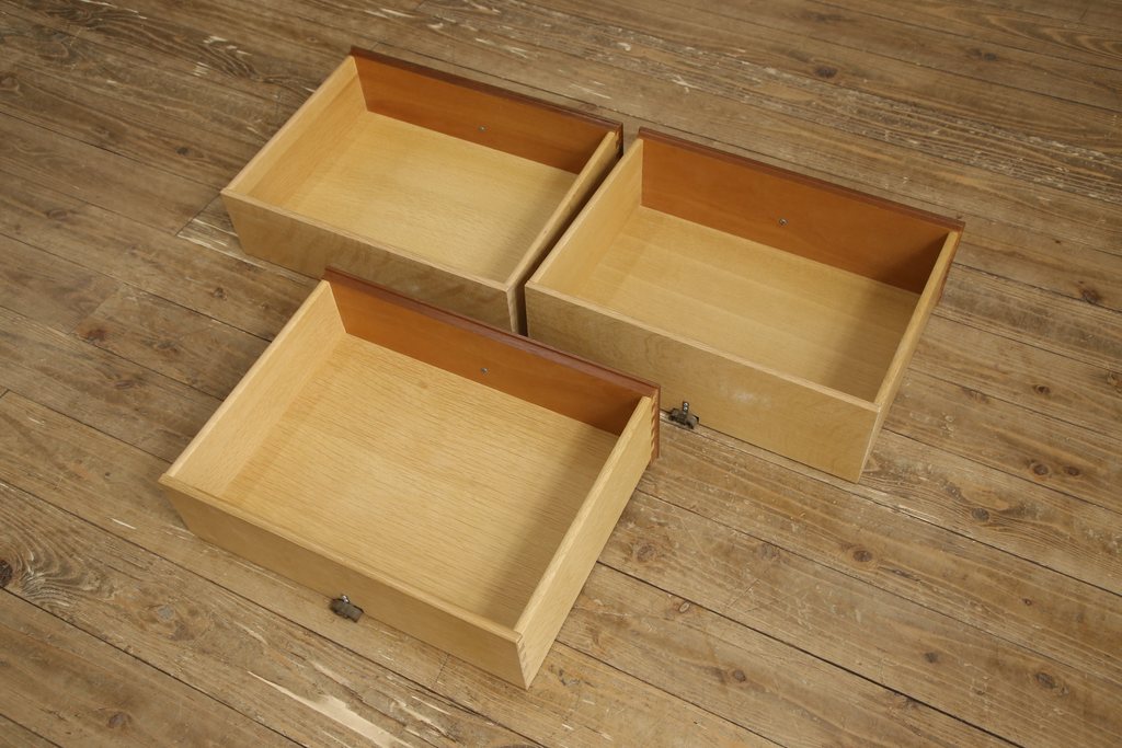 中古　美品　DREXEL HERITAGE(ドレクセルヘリテイジ)　Triune(トライユン)　チャイナ　クラシカルな佇まいが魅力の食器棚(キャビネット、収納棚、飾り棚)(定価約85万円)(R-055628)