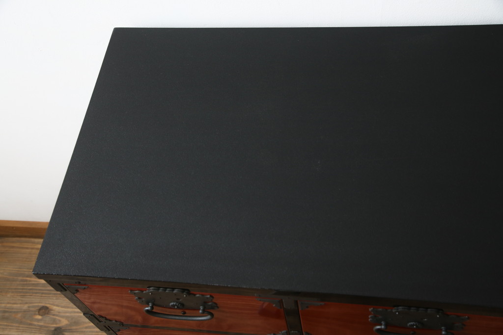 中古　高級品　加茂箪笥　前面朱塗り　漆塗り　時代金具付き　朱色と黒のコントラストが美しい内部桐材和箪笥(チェスト、引き出し、整理箪笥、収納箪笥、衣装箪笥)(定価約80万円)(R-073375)