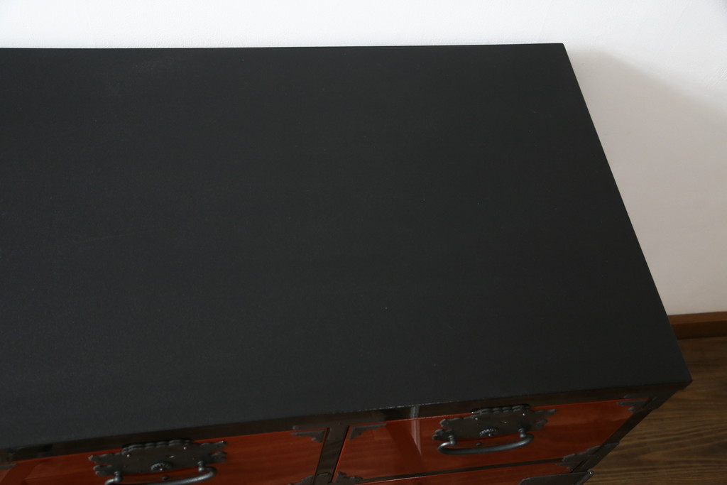中古　高級品　加茂箪笥　前面朱塗り　漆塗り　時代金具付き　朱色と黒のコントラストが美しい内部桐材和箪笥(チェスト、引き出し、整理箪笥、収納箪笥、衣装箪笥)(定価約80万円)(R-073375)