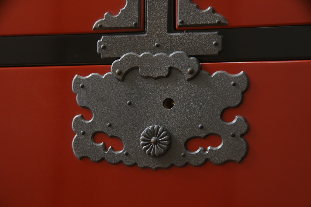 中古　高級品　加茂箪笥　前面朱塗り　漆塗り　時代金具付き　朱色と黒のコントラストが美しい内部桐材和箪笥(チェスト、引き出し、整理箪笥、収納箪笥、衣装箪笥)(定価約80万円)(R-073375)