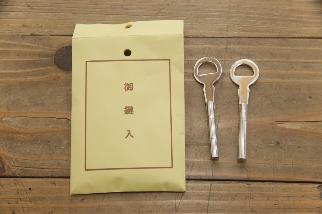 中古　高級品　加茂箪笥　前面朱塗り　漆塗り　時代金具付き　朱色と黒のコントラストが美しい内部桐材和箪笥(チェスト、引き出し、整理箪笥、収納箪笥、衣装箪笥)(定価約80万円)(R-073375)