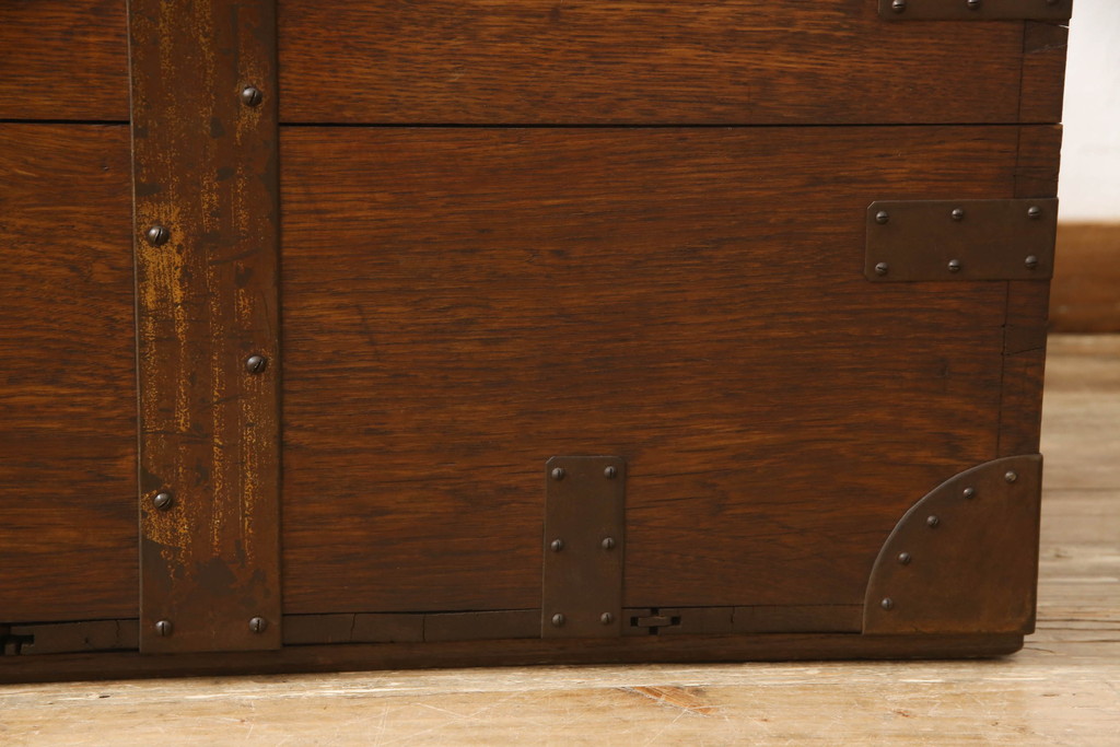 イギリスアンティーク　立派な金具が重厚感を醸し出す、オーク材の上質な木製トランク(収納箱、船トランク、舟トランク)(R-061458)