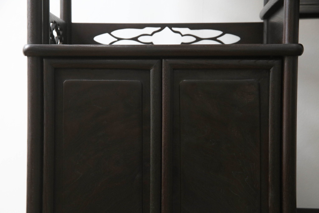 和製アンティーク　時代物　漆塗り　指物造り　上質な和の雰囲気漂う総ケヤキ材製の飾り棚(茶棚、収納棚、戸棚)(R-050649)