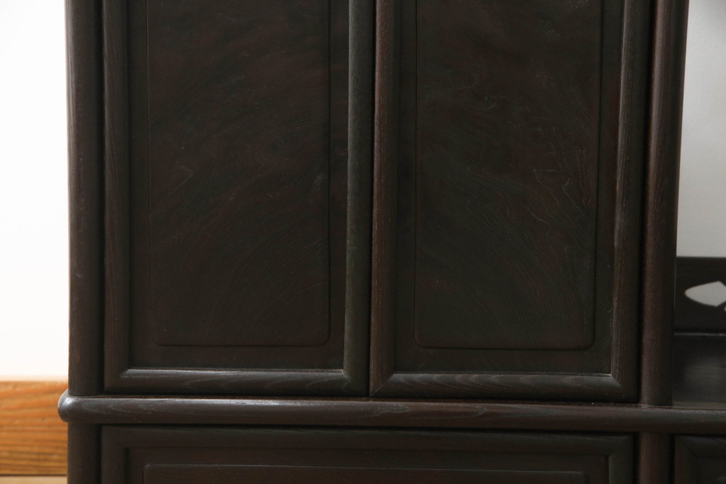 和製アンティーク　時代物　漆塗り　指物造り　上質な和の雰囲気漂う総ケヤキ材製の飾り棚(茶棚、収納棚、戸棚)(R-050649)