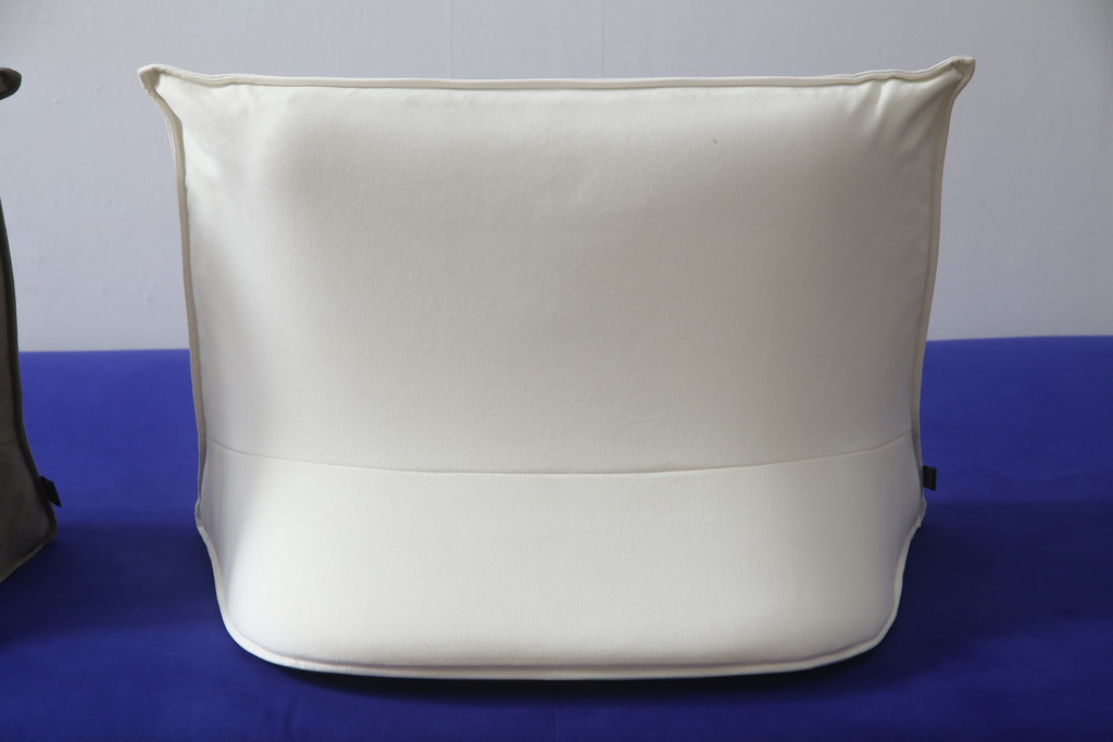 中古　美品　2022年購入　Ligne roset(リーン・ロゼ)　ROSETPrado(ロゼプラド)　デザイン性にこだわりを感じるスタイリッシュな3Pソファ(リーンロゼ、3人掛けソファ、三人掛け、トリプルソファ)(R-075970)