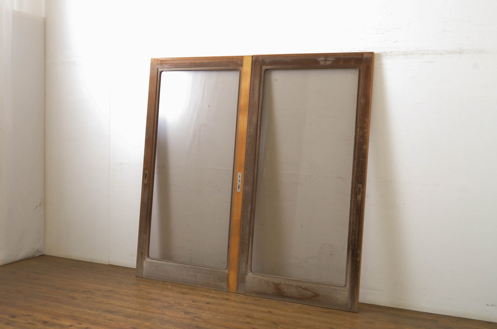中古　大判スモークガラス入り　シンプルな数寄屋のガラス戸2枚セット(引き戸)(R-064102)