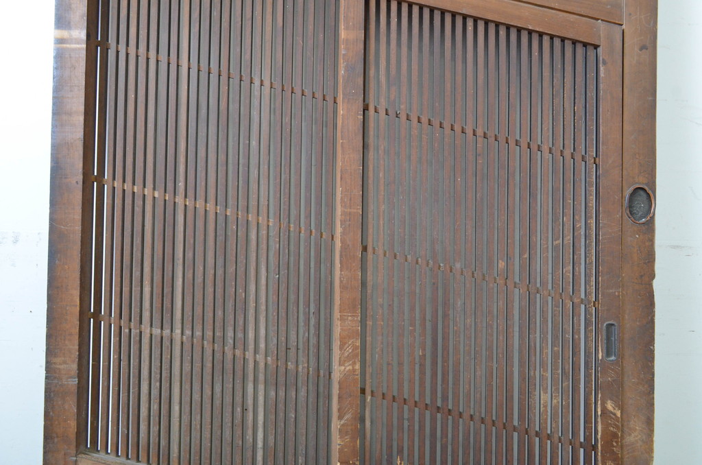 アンティーク建具　希少珍品　自動で閉まる小窓付きが珍しい格子くぐり戸(蔵戸、潜戸、引き戸)(R-064139)