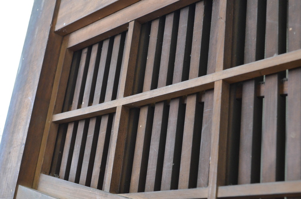 アンティーク建具　希少珍品　自動で閉まる小窓付きが珍しい格子くぐり戸(蔵戸、潜戸、引き戸)(R-064139)