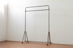 フランスビンテージ　シンプルなデザインが魅力的な真鍮(しんちゅう)製のハンガーラック(ポールハンガー、洋服掛け、コート掛け、店舗什器、ヴィンテージ)(R-077799)