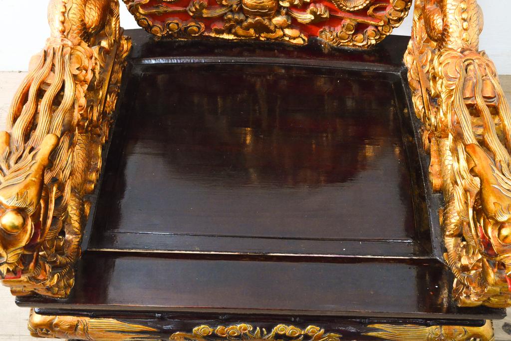 ヴィンテージ家具　超激レア!!　中国美術　王座デザイン　皇帝　黄金に輝く龍の彫刻が高貴な雰囲気を高める1人掛けソファ(1P、ビンテージ、アームソファ、アームチェア、イス、椅子)(R-059285)