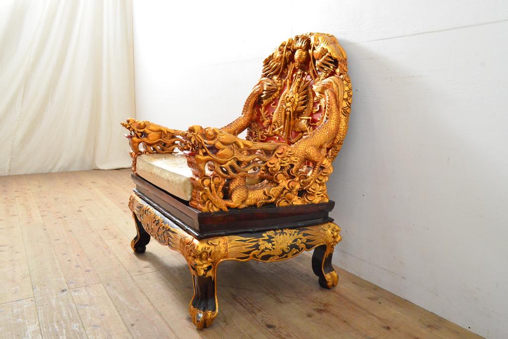 ヴィンテージ家具　超激レア!!　中国美術　王座デザイン　皇帝　黄金に輝く龍の彫刻が高貴な雰囲気を高める1人掛けソファ(1P、ビンテージ、アームソファ、アームチェア、イス、椅子)(R-059286)
