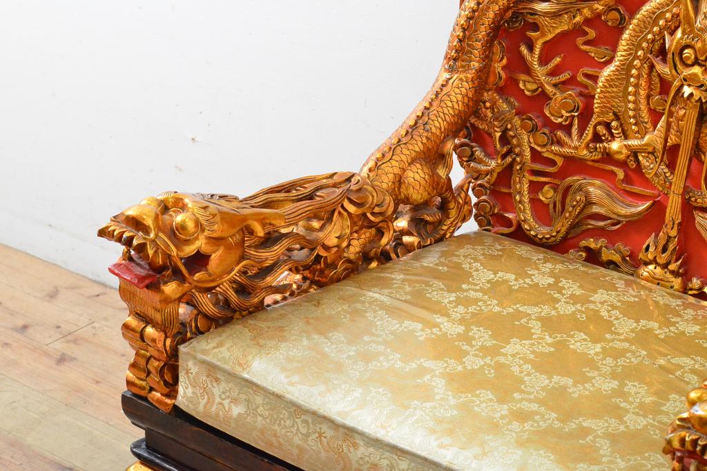 ヴィンテージ家具　超激レア!!　中国美術　王座デザイン　皇帝　黄金に輝く龍の彫刻が高貴な雰囲気を高める1人掛けソファ(1P、ビンテージ、アームソファ、アームチェア、イス、椅子)(R-059286)