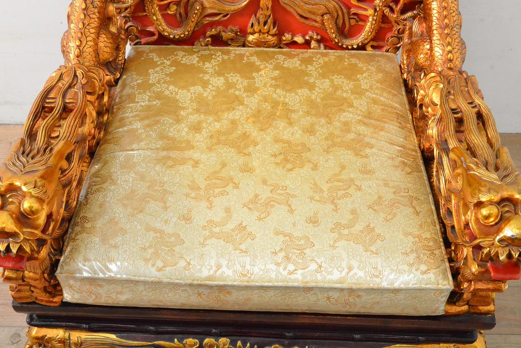 ヴィンテージ家具　超激レア!!　中国美術　王座デザイン　皇帝　黄金に輝く龍の彫刻が高貴な雰囲気を高める1人掛けソファ(1P、ビンテージ、アームソファ、アームチェア、イス、椅子)(R-059286)
