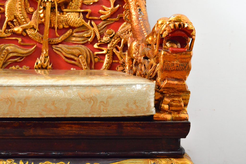 ヴィンテージ家具　超激レア!!　中国美術　王座デザイン　皇帝　黄金に輝く龍の彫刻が高貴な雰囲気を高める1人掛けソファ(1P、ビンテージ、アームソファ、アームチェア、イス、椅子)(R-059286)