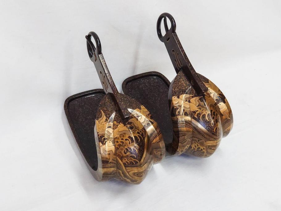 時代物　金蒔絵　大名武具　金の装飾が豪華な鐙(あぶみ、馬具、漆塗り、波千鳥)(R-078411)