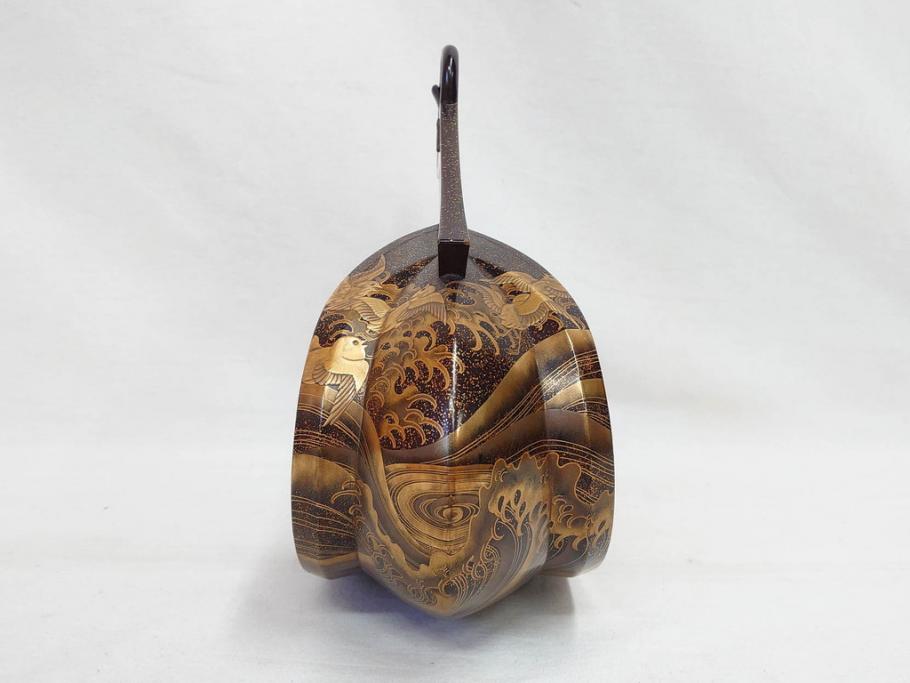 時代物　金蒔絵　大名武具　金の装飾が豪華な鐙(あぶみ、馬具、漆塗り、波千鳥)(R-078411)