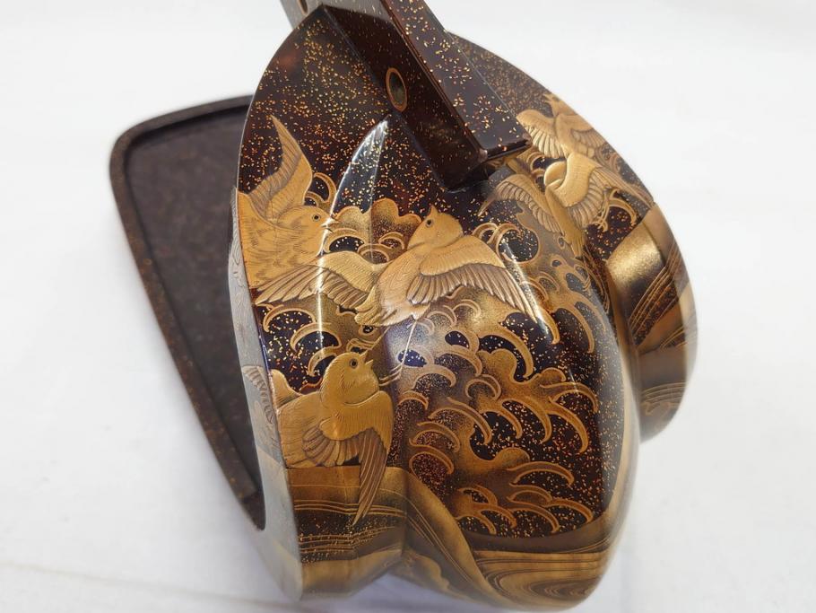 時代物　金蒔絵　大名武具　金の装飾が豪華な鐙(あぶみ、馬具、漆塗り、波千鳥)(R-078411)