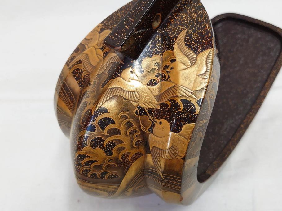 時代物　金蒔絵　大名武具　金の装飾が豪華な鐙(あぶみ、馬具、漆塗り、波千鳥)(R-078411)