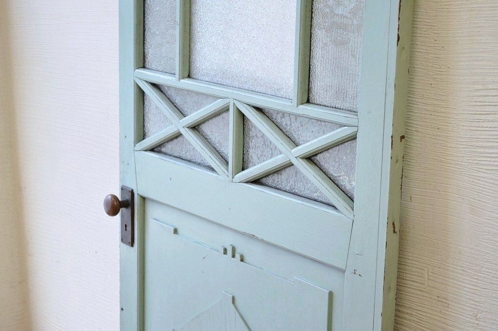 ペンキの剥げた大きなドア