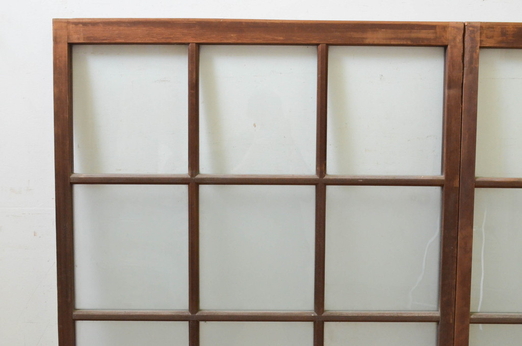 アンティーク建具　どこか懐かしい雰囲気漂うマス目(升目)の格子窓2枚セット(ガラス戸、格子戸、引き戸)(R-069632)