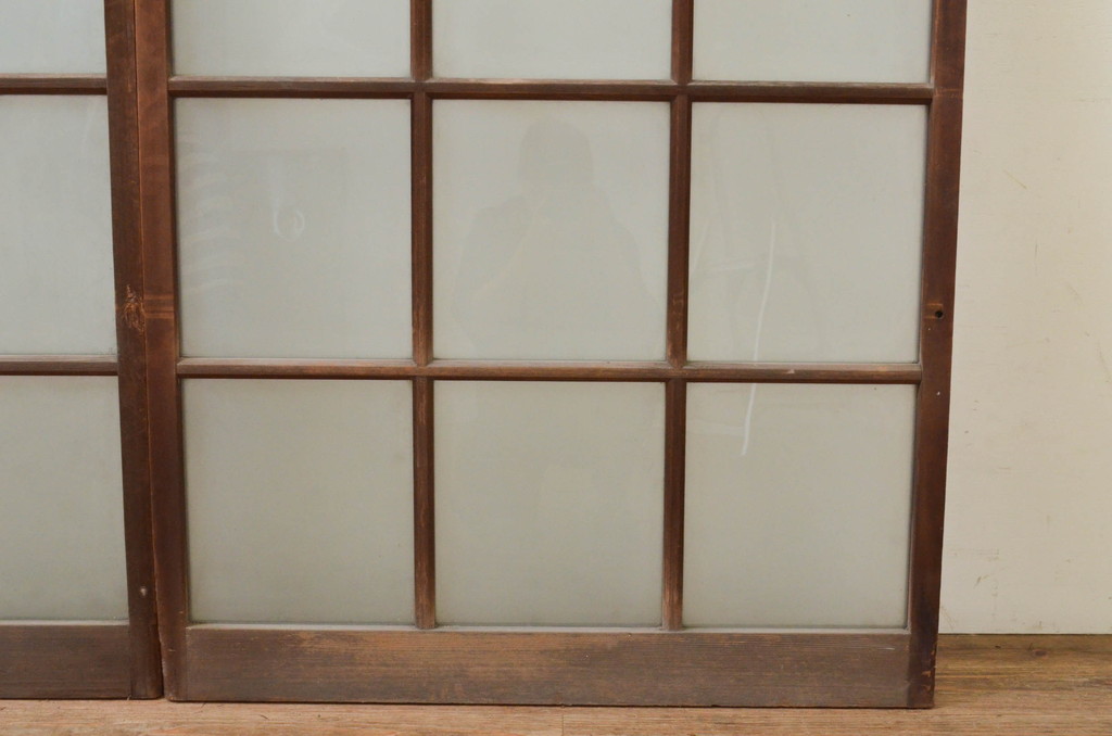 アンティーク建具　どこか懐かしい雰囲気漂うマス目(升目)の格子窓2枚セット(ガラス戸、格子戸、引き戸)(R-069632)