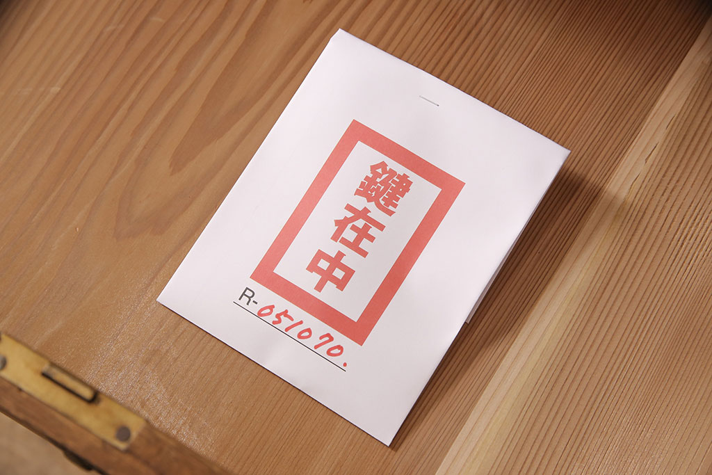 重ね桐箪笥を本棚とチェストにリメイク!上段は引き戸と棚を撤去、新たに棚板を取り付け、本棚に。下段は上部1段のみを外せる仕様に。天板を補強し、木製脚を取り付けてチェストに。いずれもオーク系に着色仕上げ。