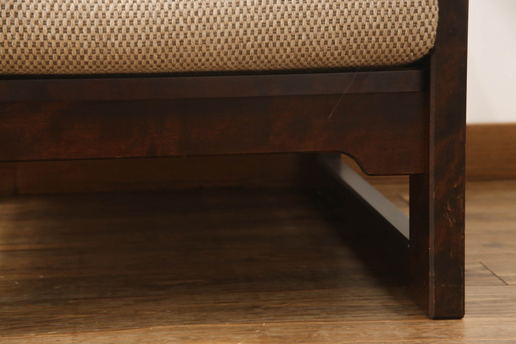 中古　北海道民芸家具　HM220　落ち着いた色合いと重厚な佇まいが魅力的なアームチェア(1人掛けソファ、アームソファ、椅子、イス)(R-070807)