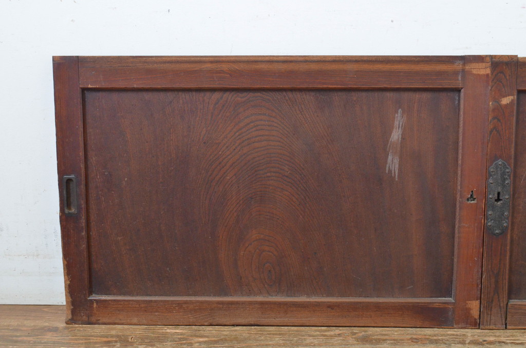 和製アンティーク　凝ったつくりの金具が目を惹く総欅(ケヤキ)材一枚板の窓2枚セット(板戸、引き戸、建具)(R-064320)