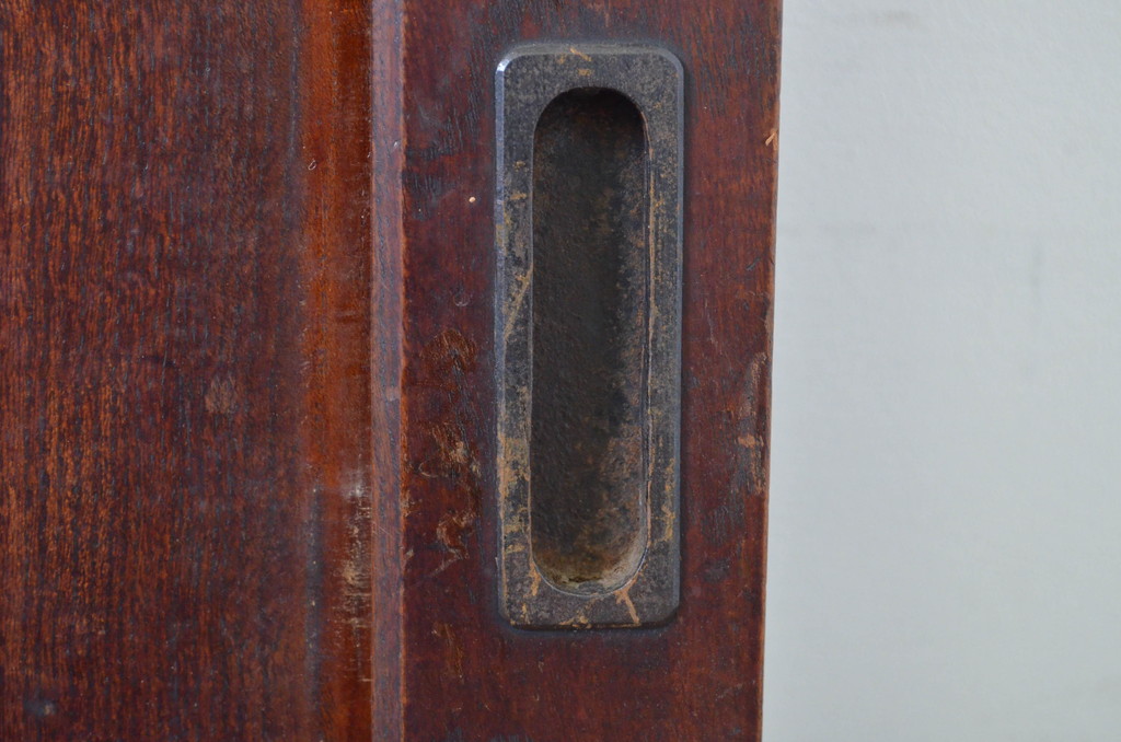 和製アンティーク　凝ったつくりの金具が目を惹く総欅(ケヤキ)材一枚板の窓2枚セット(板戸、引き戸、建具)(R-064321)