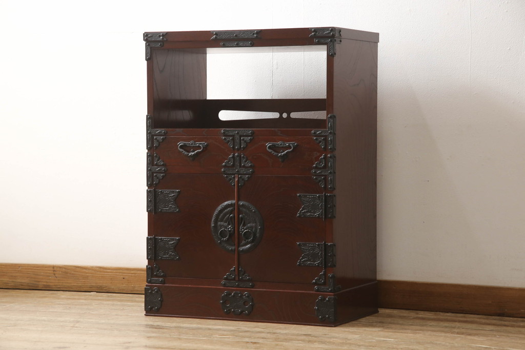 中古　美品　遠野民芸箪笥　金具の細やかな細工が美しいサイドキャビネット(サイドボード、茶箪笥、茶棚、和箪笥、収納棚、戸棚)(定価約28万円)(R-063100)