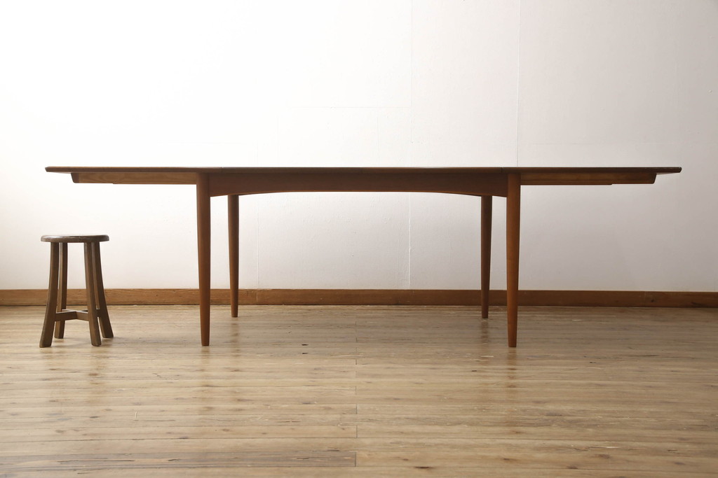 北欧ビンテージ　デンマーク　チーク材　すっきりとした佇まいが魅力的なエクステンションテーブル(ヴィンテージ、ダイニングテーブル、4人掛け、6人掛け、8人掛け、伸長式、食卓、作業台)(R-060746)