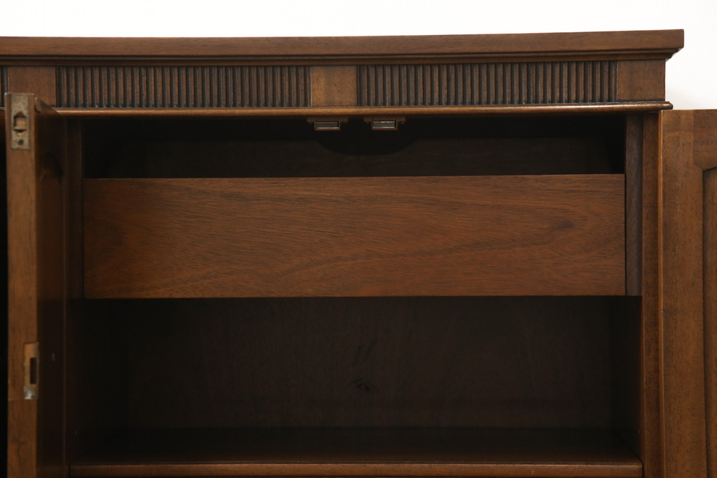 中古　美品　DREXEL HERITAGE(ドレクセルヘリテイジ)　Triune(トライユン)　優雅な佇まいが魅力のクリデンザキャビネット(クレデンザ、サイドボード、リビングボード)(定価約66万円)(R-058413)