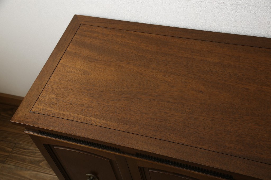 中古　美品　DREXEL HERITAGE(ドレクセルヘリテイジ)　Triune(トライユン)　優雅な佇まいが魅力のクリデンザキャビネット(クレデンザ、サイドボード、リビングボード)(定価約66万円)(R-058413)