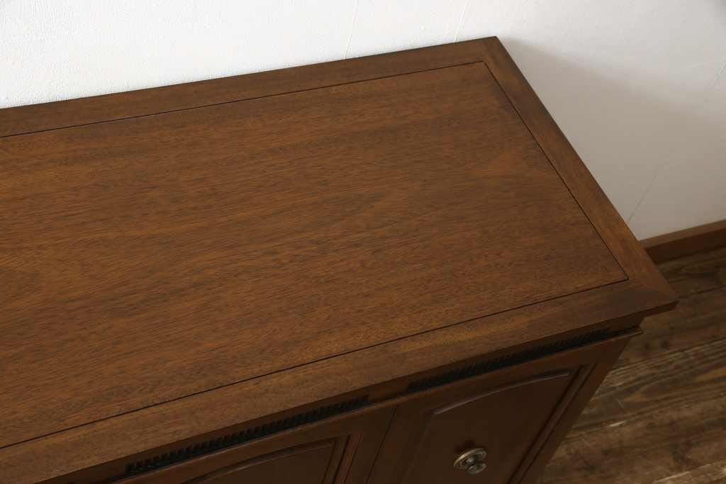 中古　美品　DREXEL HERITAGE(ドレクセルヘリテイジ)　Triune(トライユン)　優雅な佇まいが魅力のクリデンザキャビネット(クレデンザ、サイドボード、リビングボード)(定価約66万円)(R-058413)