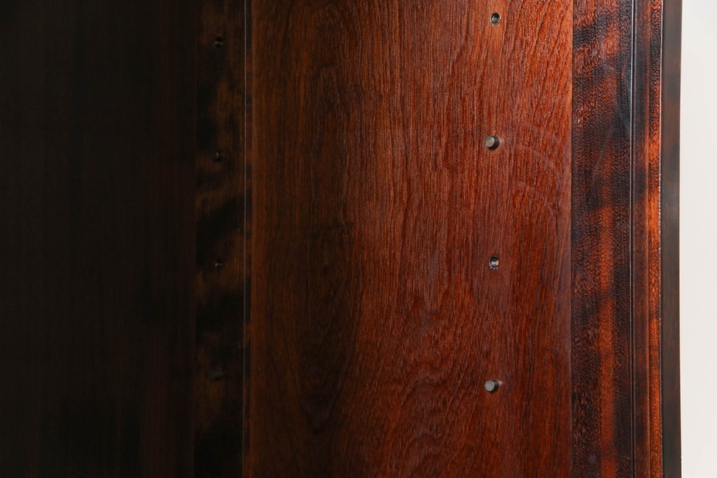 中古　美品　九州民芸家具　引き戸の木目が魅力!上品な佇まいの食器棚(収納棚、キャビネット、飾り棚、戸棚)(R-065458)