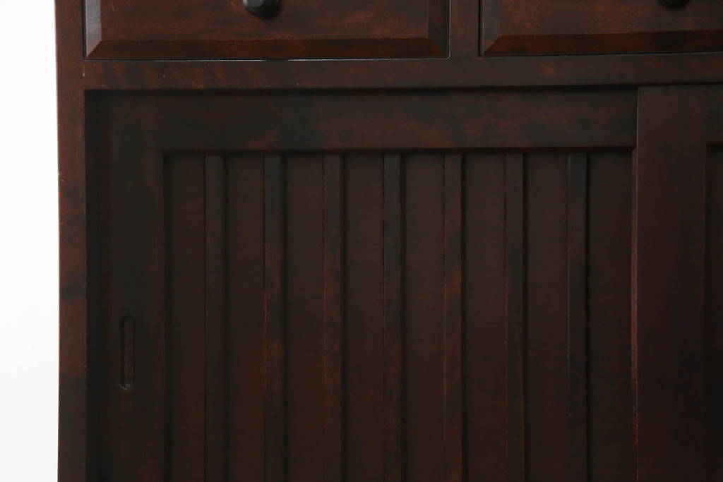 中古　美品　九州民芸家具　引き戸の木目が魅力!上品な佇まいの食器棚(収納棚、キャビネット、飾り棚、戸棚)(R-065458)