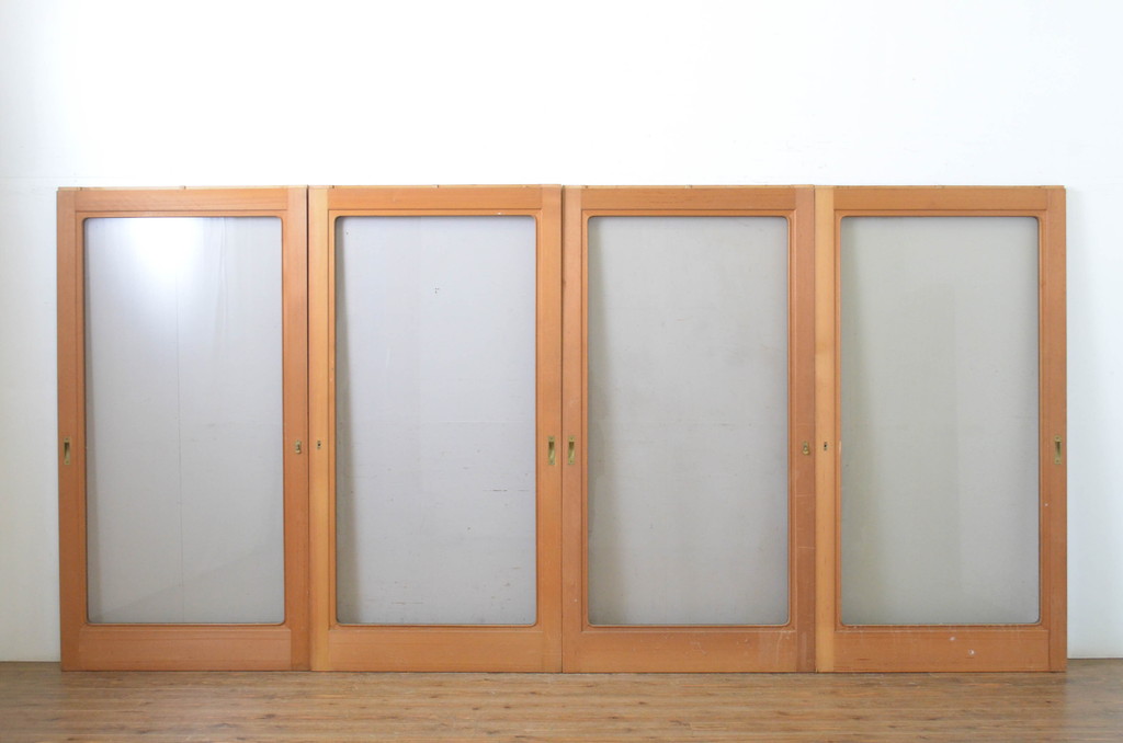 中古　スモークガラス入り　シンプルで取り入れやすい数寄屋の大判ガラス戸4枚セット(引き戸)(R-064112)