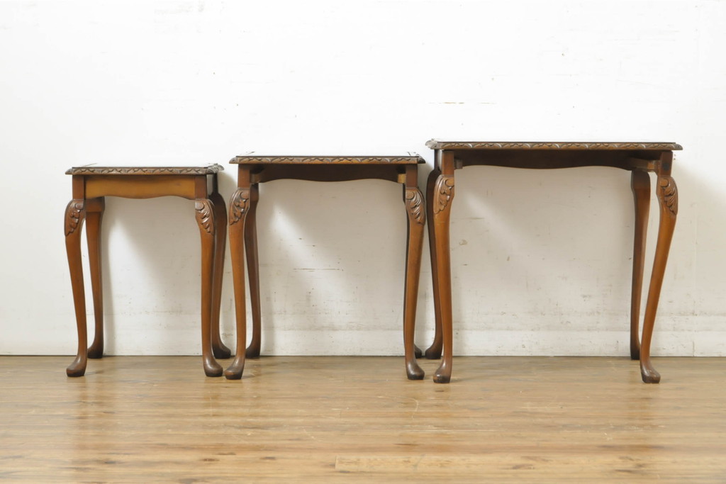 イギリスビンテージ　ウォールナット材　すらりと伸びた猫脚デザインが優美なネストテーブル(サイドテーブル、カフェテーブル、コーヒーテーブル、ヴィンテージ)(R-063183)