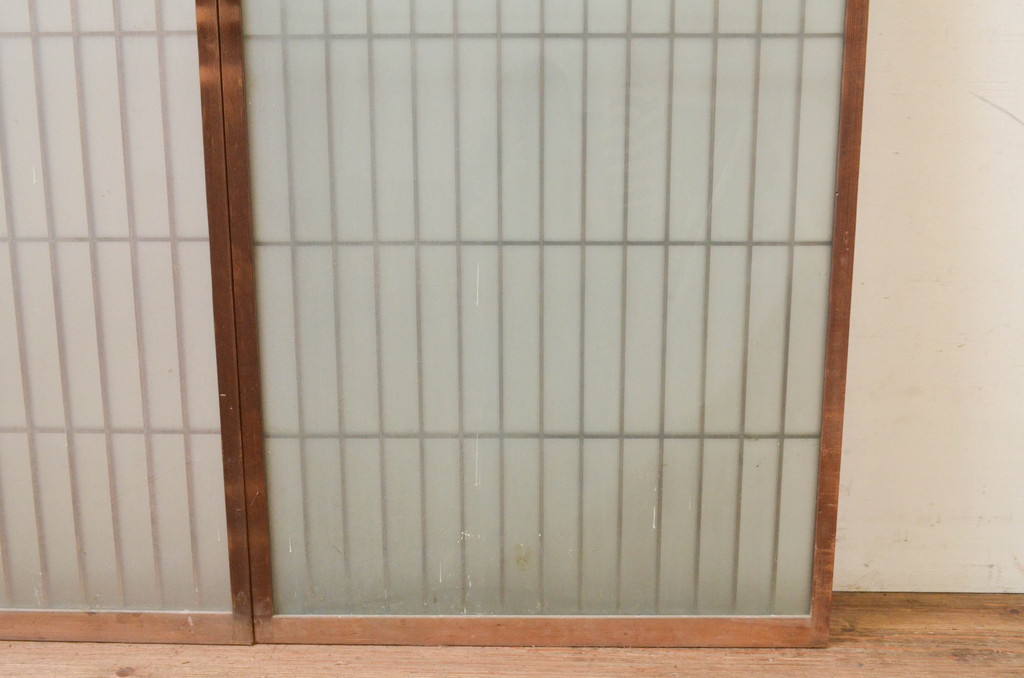 アンティーク建具　レトロな空間を演出する格子入り幅狭ガラス戸2枚セット(引き戸、格子戸、ガラス障子戸)(R-069633)