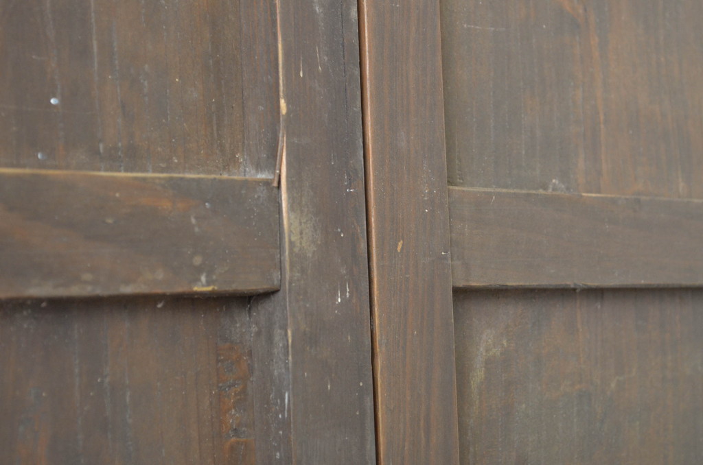 アンティーク建具　経年による風合いが魅力の横桟付き幅広板戸2枚セット(帯戸、引き戸)(R-064126)