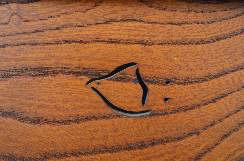 アンティーク建具　黒漆枠　欅(ケヤキ)材一枚板　美しい杢目が目を惹く透かし彫り入りの欄間2枚セット(明かり取り、明り取り)(R-064333)