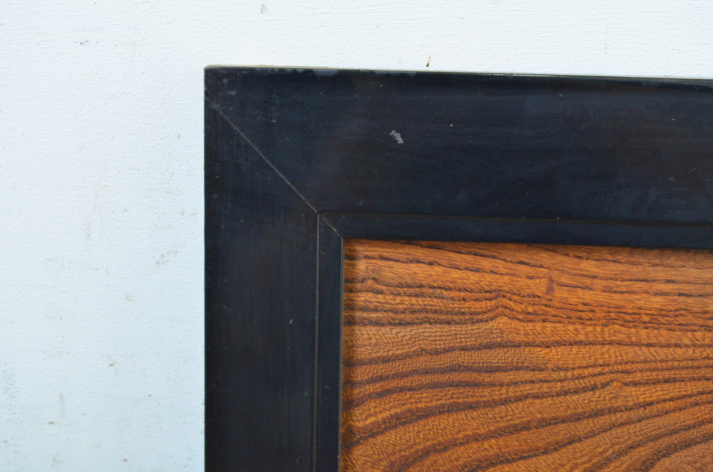 アンティーク建具　黒漆枠　欅(ケヤキ)材一枚板　美しい杢目が目を惹く透かし彫り入りの欄間2枚セット(明かり取り、明り取り)(R-064333)