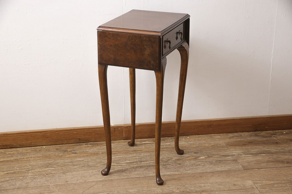 高級品　イギリスアンティーク　ウォールナット材　すらりと伸びた脚が優雅で美しいバタフライサイドテーブル(サイドチェスト、コンソールテーブル、飾り台)(R-052765)