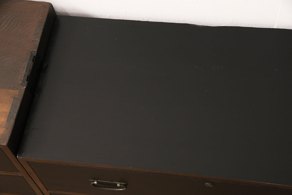 3段重ね桐箪笥をテレビボードとキャビネットにリメイク!上段は脚を取り付け、中・下段は合わせてキャビネットに加工。中段、下段ともに天板を補強。いずれも枠部分と側面、天板をチェスナット系に、引き戸や引き出しの前板を艶消しブラックで着色。
