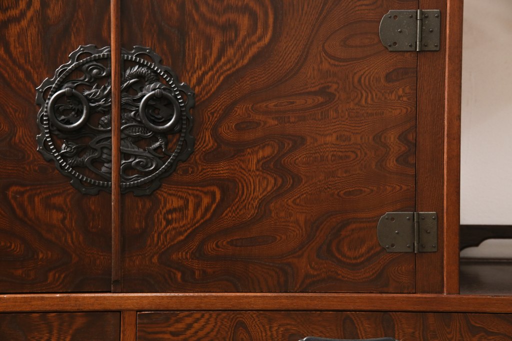 中古　民芸家具　ケヤキ材　黒々とした龍の飾り金具が印象的な飾り棚(収納棚)(R-048935)