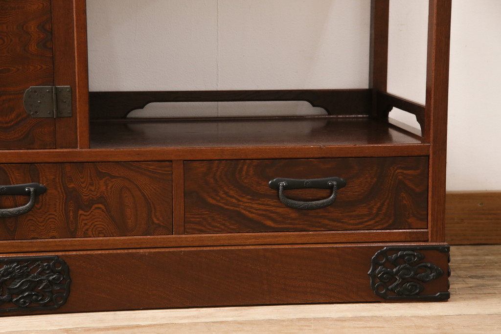 中古　民芸家具　ケヤキ材　黒々とした龍の飾り金具が印象的な飾り棚(収納棚)(R-048935)