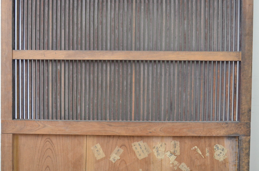 アンティーク建具　経年による風合いが味わい深い総欅(ケヤキ)材の格子蔵戸1枚(玄関戸、引き戸)(R-064136)