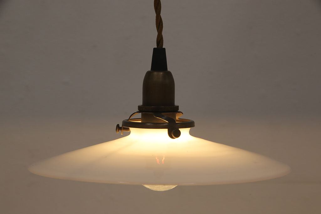アンティーク照明　昔懐かしいデザインが趣溢れる平笠シェードのペンダントライト2個セット(吊り下げ照明、天井照明)(R-054273)