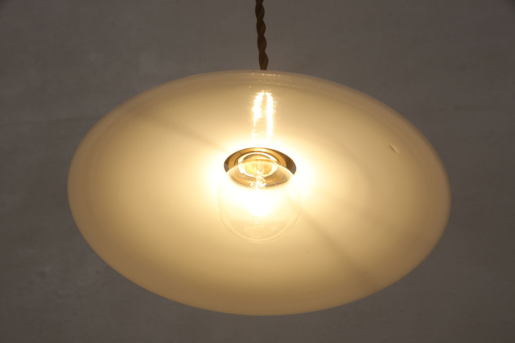 アンティーク照明　昔懐かしいデザインが趣溢れる平笠シェードのペンダントライト2個セット(吊り下げ照明、天井照明)(R-054273)
