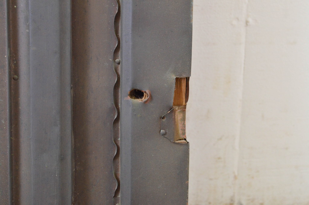 アンティーク建具　激レア　希少!　銅板張りの打ち出し細工が懐かしい雰囲気を醸し出す冷蔵庫の扉1枚(ドア)(R-064311)